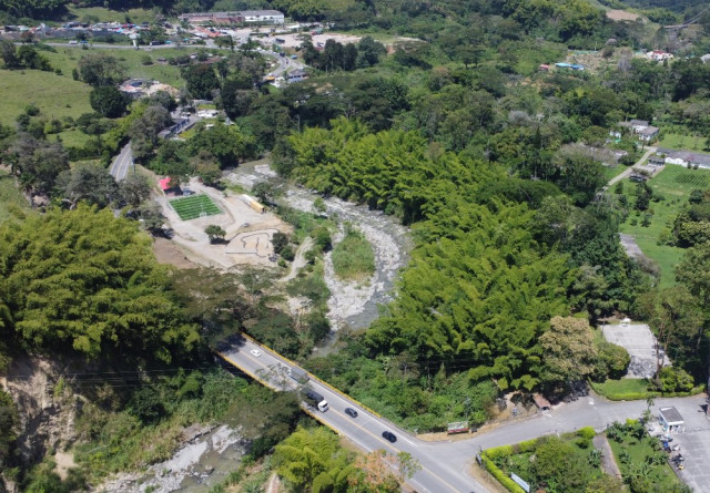 El puente en Cenicafé, que comunica a Chinchiná con Manizales, fue borrado por la avalancha, al igual que las viviendas que estaban al otro lado del río. En la imagen se aprecia el nuevo puente y las construcciones que se levantaron sobre lo que hace cuatro décadas fue lodo.
