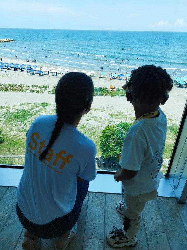 La operación de implantación coclear es costosa, pero en Colombia está cubierta por el sistema de salud.