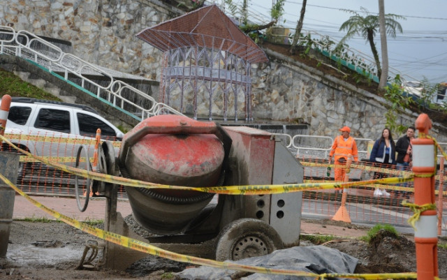 La versión luminosa del Pabellón de Madera del Recinto del Pensamiento asoma tímida detrás de una mezcladora incansable.