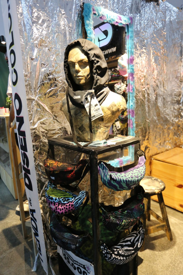 La marca Calle diseña chaquetas, capotas andariegas, cangureras, buzos para ejercicio, pantalonetas y gorras.