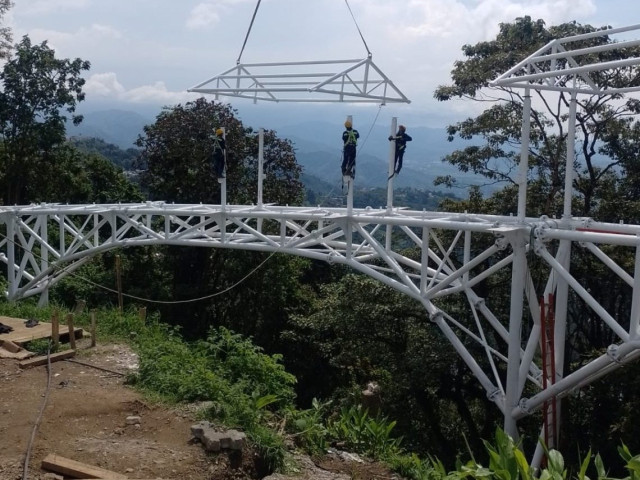 Manizales: así instalan nuevo puente de 40 toneladas, vea las obras en las alturas y la atracción de 56 metros La estructura metálica del puente ha superado pruebas ultrasonido y con tinta penetrante para verificar su resistencia.