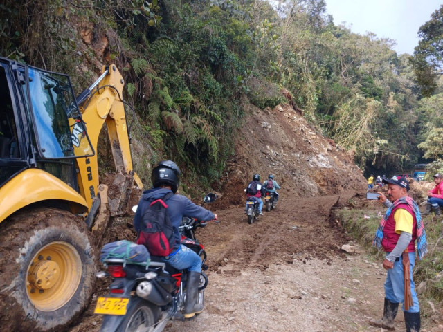 Despejan el derrumbe en la vía Pensilvania – Puerto López