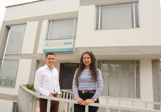 En la foto aparecen Fray Gabriel Ricardo Pimienta Arias, nuevo director del Centro Regional Manizales de la Universidad Católica Luis Amigó, y Carolina Hidalgo Restrepo, directora Académica.