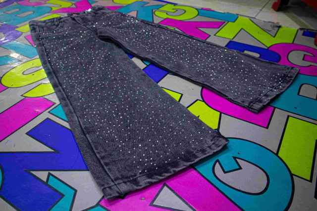 P01 - Chaquetas, jeans y faldas con brillos es la tendencia de moda en las mujeres.