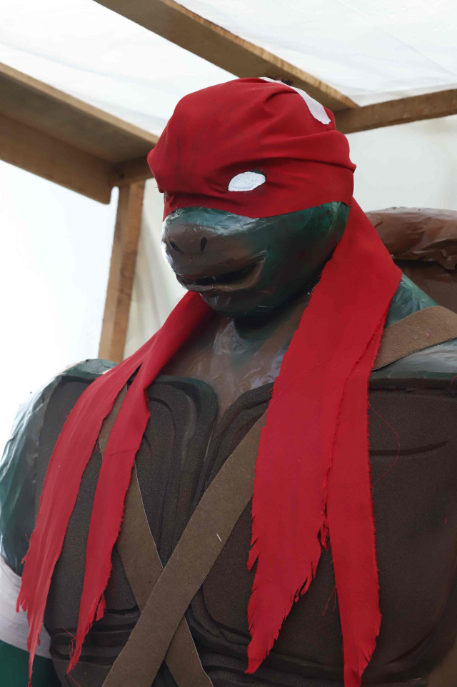 Rafael de las tortugas ninja fue el elegido para representar a la cuadra este año en el concurso de años viejos