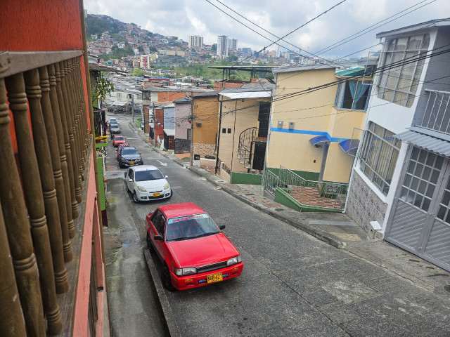 El mal parqueo también es un problema que se registra constantemente en esta cuadra de Manizales. 