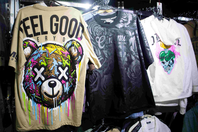 P04 - Las camisetas estampadas y en alto relieve y los jeans mochos; marca las tendencias de moda en hombres.