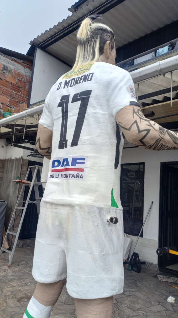 El Muñeco mide 2.30 metros de alto y pesa alrededor de 30 kilogramos.