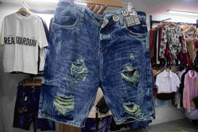 P04 - Las camisetas estampadas y en alto relieve y los jeans mochos; marca las tendencias de moda en hombres.