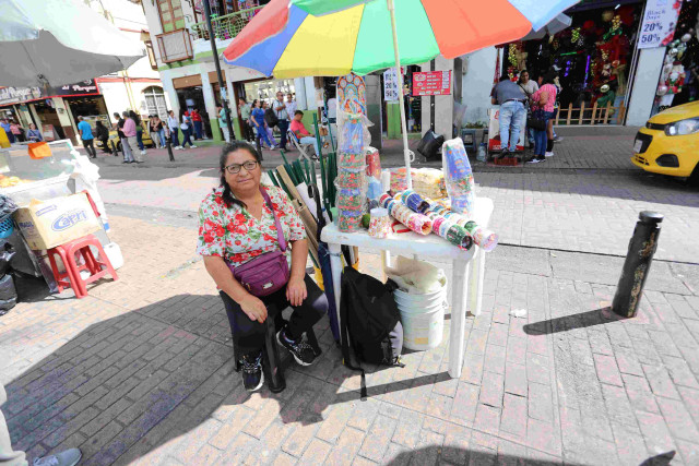 Dioselina vende faroles a 7 mil pesos, velas a 6 mil pesos y papel de regalo a 2 mil pesos el rollito.