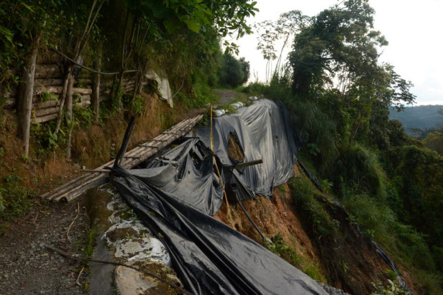 VEREDA JAVA PUENTE ARTESANAL POR VÍA DAÑADA