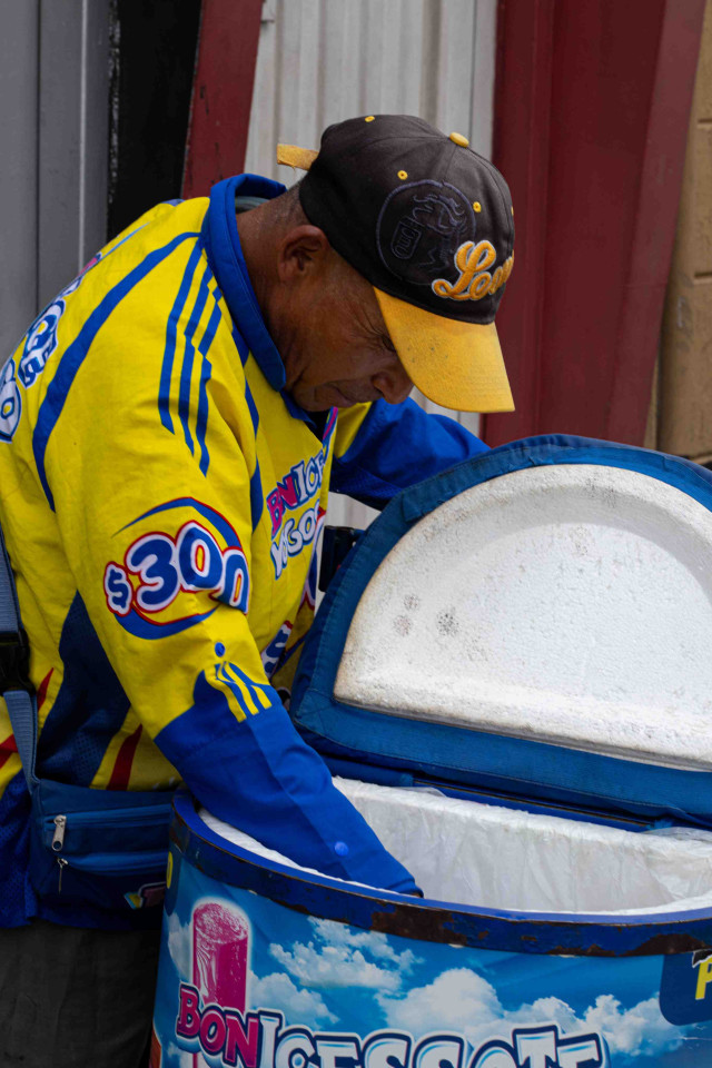 En un buen día, a Adolfo Gañán le quedan 25 mil o 30 mil pesos.