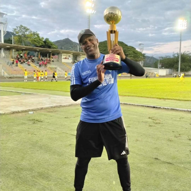 ¿ De la selección Colombia y la Premier League al Congreso?