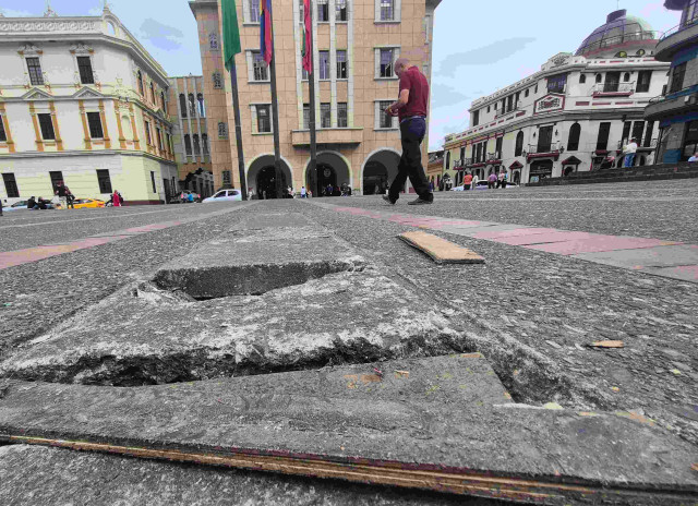 Huecos en la Plaza de Bolívar