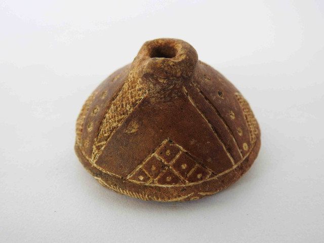 Vasijas, copas fueron algunos de los restos encontrados. Además de volantes de huso utilizado en prácticas textiles, ofrendado en una de las estructuras funerarias.