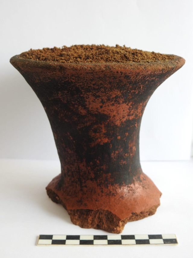 Vasijas, copas fueron algunos de los restos encontrados. Además de volantes de huso utilizado en prácticas textiles, ofrendado en una de las estructuras funerarias.