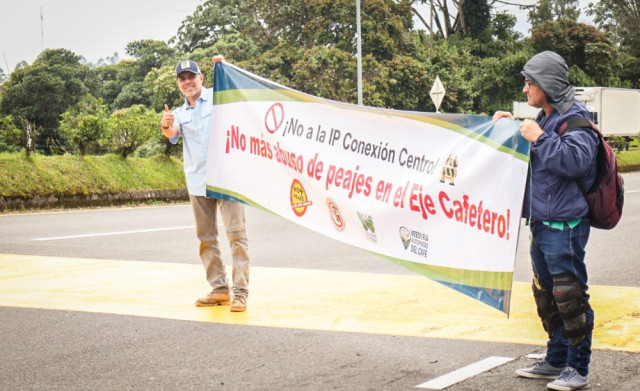 Menos de 10 ciudadanos realizaron un plantón en el peaje de Circasia entre las 2:30 y las 6:00 de la tarde.