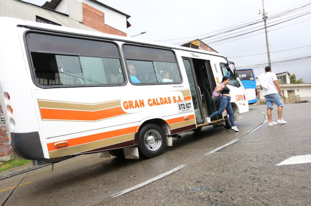 Conductores se quejan que en la subida a Fátima las busetas no paran en los paraderos.