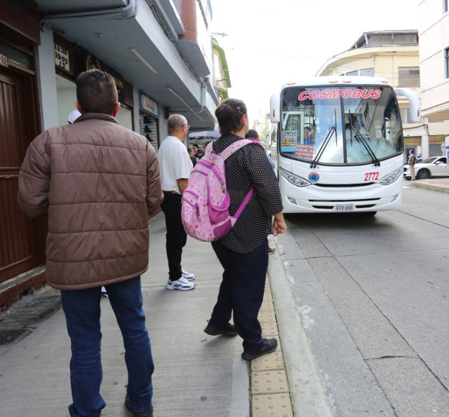 En cada esquina de la Carrera 20 hay usuarios esperando parar las busetas.