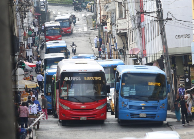 Aglomeración de busetas en la Carrera 20.
