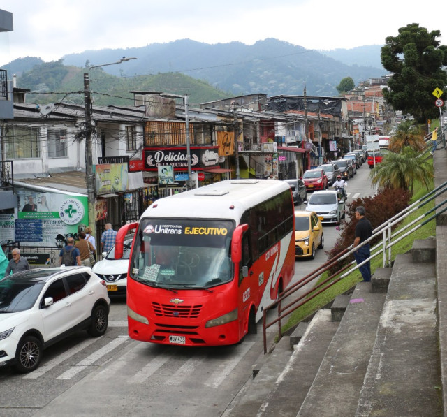 En el barrio La Sultana un carril está para el parqueo de carros y el otro para el tránsito de vehículos. Los paraderos están ocupados por vehículos y las busetas paran en medio de la calle.