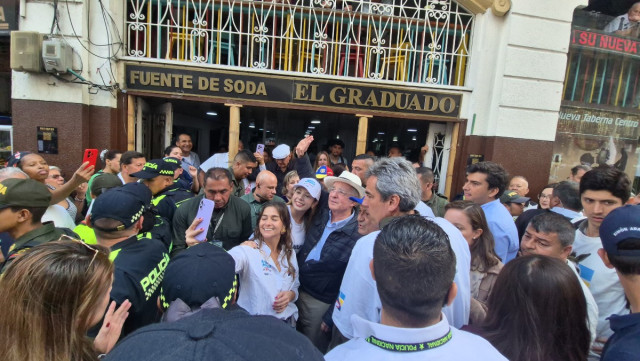El candidato al Senado Camilo Gaviria y los aspirantes a la Cámara de Representantes por Caldas Mateo Hidalgo, María Ximena González y Jaime Alonso Zuluaga acompañaron al expresidente.