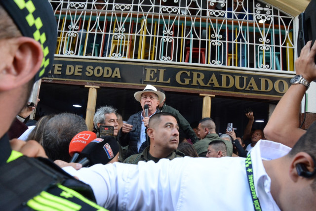 El expresidente pidió intervención religiosa cuando recordó a Iván Cepeda, candidato presidencial del Pacto Histórico y antagonista político de Uribe: "¿Qué dice Cepeda? Yo no sé cómo le van a hacer un exorcismo para que me saquen del alma de Cepeda. El hombre, a toda hora, quiere a Uribe preso, que Uribe tal cosa, tal otra. Creo que el país no puede quedar en manos de las Farc".