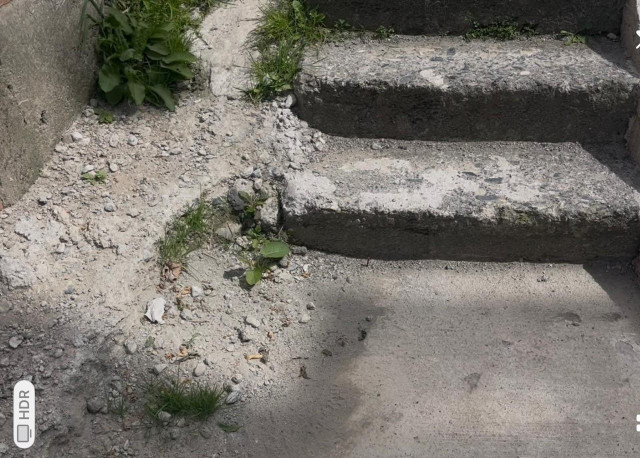 Mal estado de escalas Aquilino Villegas