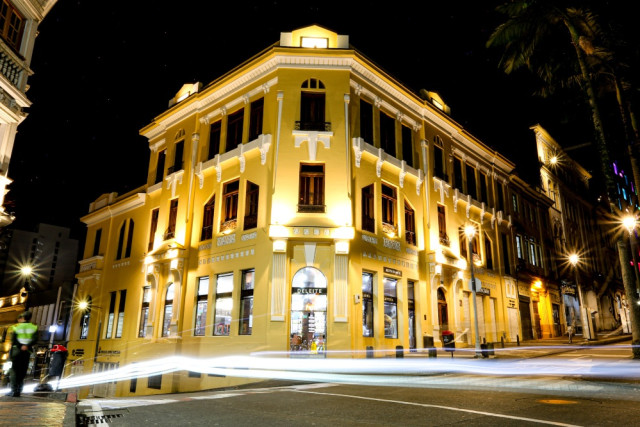 Edificio Rivas. ISO 100 - Velocidad 13 segundos - Diafragma f22.