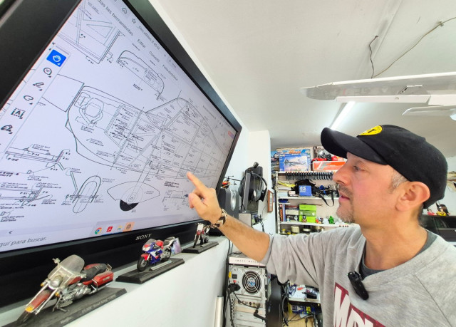 Antes de iniciar la construcción, se define el tipo de aeronave: eléctrica o a combustible; grande o pequeña; ala alta, media o baja; planeador, vuelo libre o radiocontrolada. El proceso parte siempre de planos especializados.