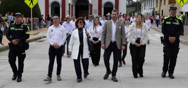 Las autoridades civiles y de Policía encabezaron el desfile.