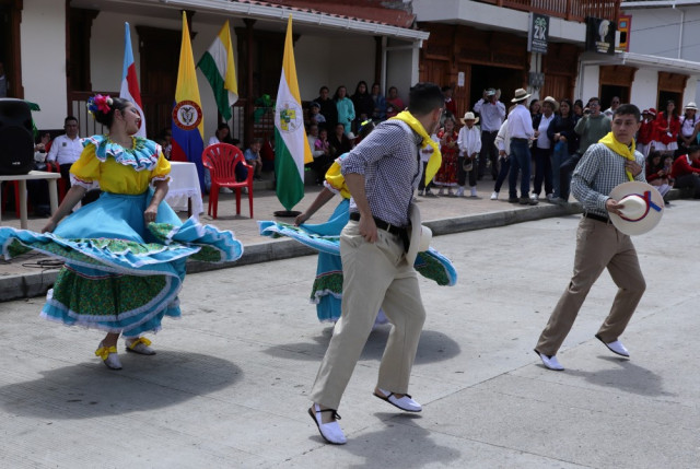 El grupo de danza El Duende Alegre tuvo una presentación artística durante los actos conmemorativos.