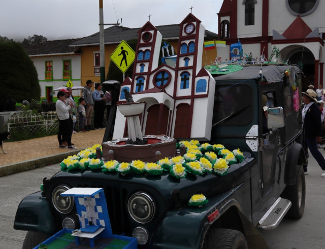 Un yip decorado con una réplica de la parroquia y el parque de San Félix desfiló por las calles principales del corregimiento.