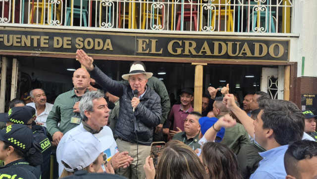 Expresidente Uribe pide que le hagan un exorcismo a Iván Cepeda: esto dijo en su visita a Manizales "Les quedo debiendo el alquiler de la puerta, un rato, y el alquiler de las sillas, gracias", remató el expresidente Uribe al finalizar su discurso frente a la Fuente de Soda El Graduado, en el Centro de Manizales.