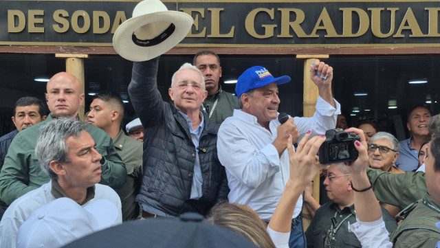 El expresidente Álvaro Uribe habló ayer con ciudadanos en la Galería y en el Centro de Manizales.