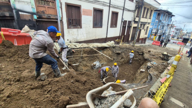 El cráter de una calle de Manizales empieza a desaparecer. Una tractomula rompió la vía en la madrugada del sábado. Se han desplegado 40 trabajadores para la reparación.