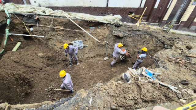 El cráter de una calle de Manizales empieza a desaparecer. Una tractomula rompió la vía en la madrugada del sábado. Se han desplegado 40 trabajadores para la reparación.
