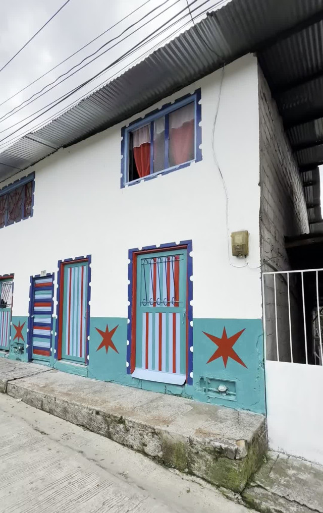 Esta es una de las casas pintadas en la entrada a Samaná para exaltar el Paisaje Cultural Cafetero.