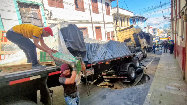 Video: con grúas planean remover la tractomula que cargaba 30 toneladas y hundió una vía de Manizales este sábado. La Alcaldía detalló las obras de reparación planteadas.