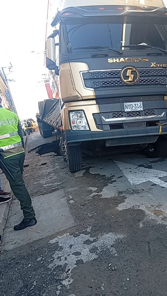 La vía está cerrada mientras las autoridades atienden el accidente. Una tractomula hundió una calle de Manizales y terminó enterrada. Estas son las imágenes.