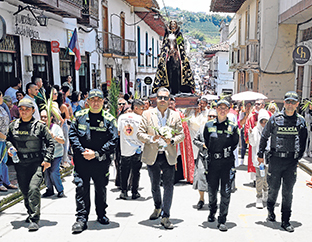 Foto | Luis Fernando Rodríguez | LA PATRIA El alcalde de Salamina, Manuel Fermín Giraldo Gutiérrez abrió la procesión en compañía de las autoridades policiales.