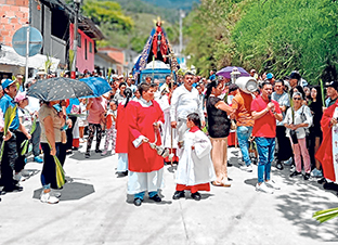 Foto | Henry Giraldo | LA PATRIA Con la bendición de los ramos frente a la central de sacrificio, en el barrio Álvaro Rey, se dio inicio a la Semana Santa en Manzanares, que tuvo una eucaristía solemne en la basílica menor San Antonio.