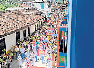 Foto | Óscar Restrepo | LA PATRIA En Pácora la procesión se inició en el sector la bomba por la carrera 4 y llegó a la parroquia San José,. Contó con la organización de la Normal San José y funcionarios del hospital Santa Teresita.