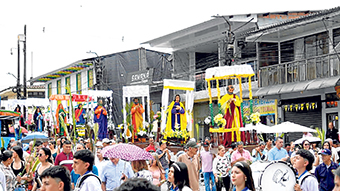 Foto | Leonidas Guerrero | LA PATRIA. Entre Santa Mónica y el templo de La Candelaria se realizó la procesión del triunfo en Riosucio, la organizó la Institución “Centinelas voluntarios”.