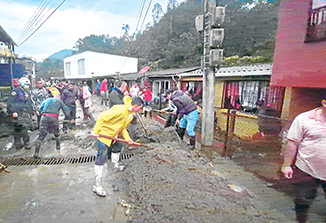 La quebrada Carmelo se salió de su cauce ayer, metió lodo a las casas y dejó a familias paleando barro.