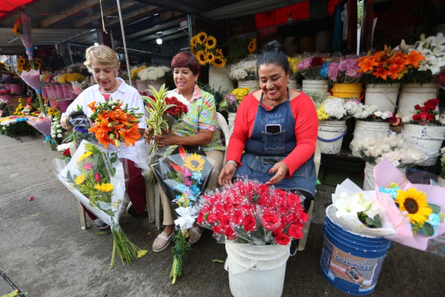 Mariela Uribe Marín, Adriana María García y María Clemencia Penagos fueron las primeras vendedoras de flores que se establecieron en este lugar. Hoy domingo, Día de la Mujer, trabajan para que sus arreglos florales hagan felices a cientos de mujeres.