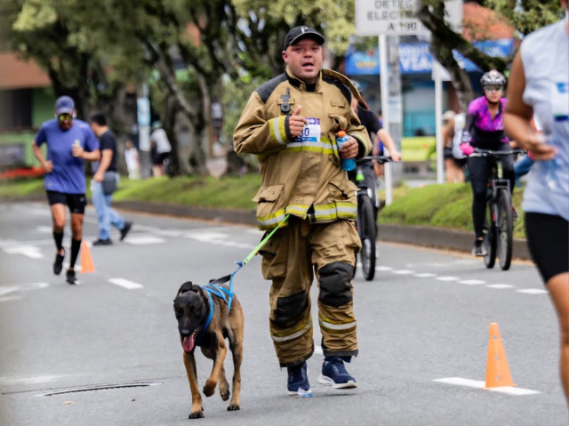 Los Bomberos de Manizales destacaron la importancia del agua, recurso fundamental para la atención de incendios. 