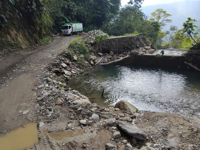 Una vía entre Caldas y Antioquia tiene cuatro pasos en estado crítico. El río arrasó con un puente. En imágenes, el deterioro de la ruta.