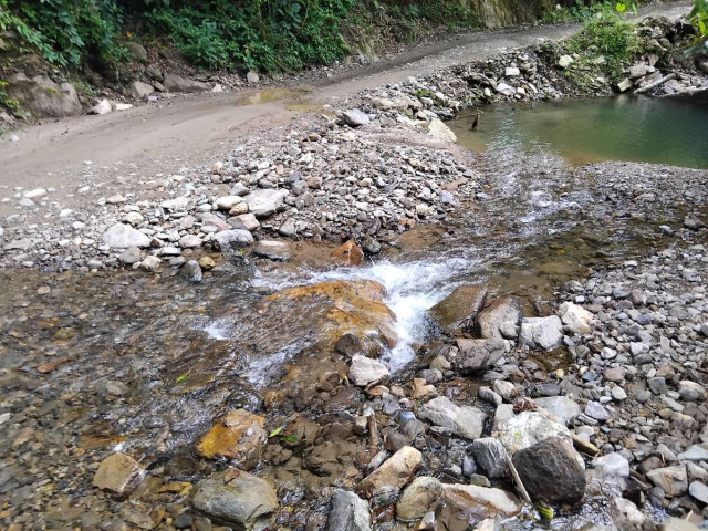 Una vía entre Caldas y Antioquia tiene cuatro pasos en estado crítico. El río arrasó con un puente. En imágenes, el deterioro de la ruta.