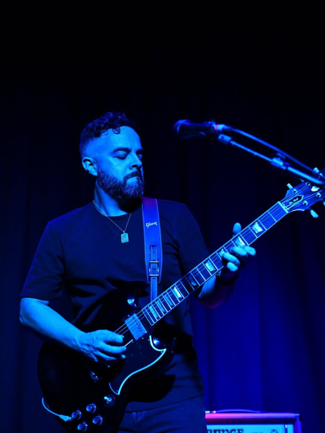 Cosmo y Azahares lanza "Héroe Local", un EP inspirado en la nostalgia por Manizales